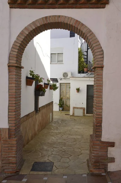 Ziegelsteinbogen an der Gasse — Stockfoto