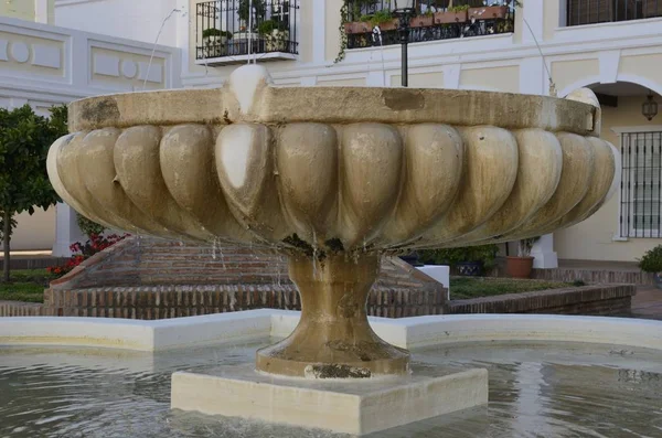 Кам'яний фонтан на площі — стокове фото