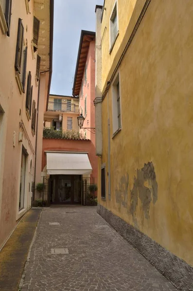 Wąską uliczkę w Peschiera — Zdjęcie stockowe