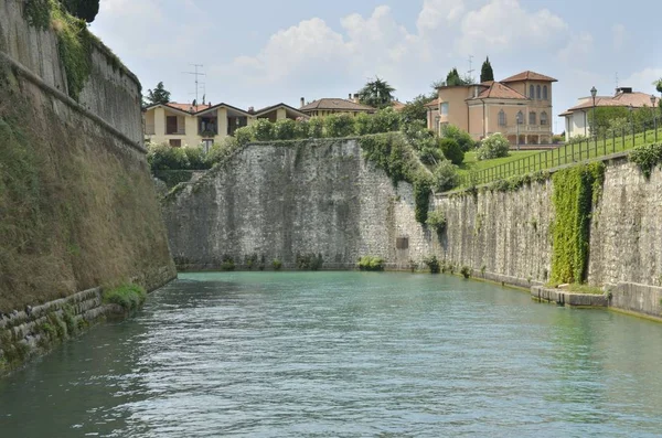 Ściana nad rzeką w Peschiera — Zdjęcie stockowe