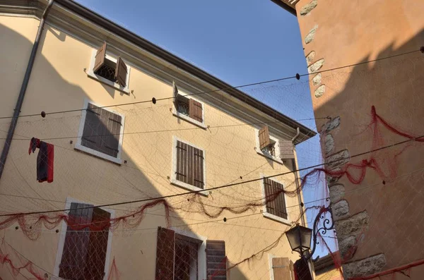 Garda sokakta dekorasyon ağlar — Stok fotoğraf