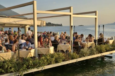 Malcesine gölde yemekte