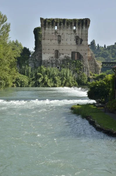 Ancien fort sur la rivière — Photo