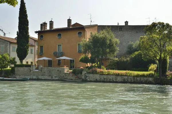 Flussufer im Borghetto — Stockfoto