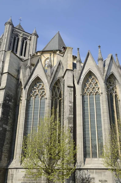 Boční pohled na kostel svatého Mikuláše v Ghentu — Stock fotografie
