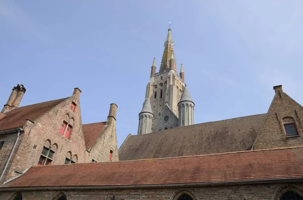 Toren van de kerk in Brugge — Stockfoto