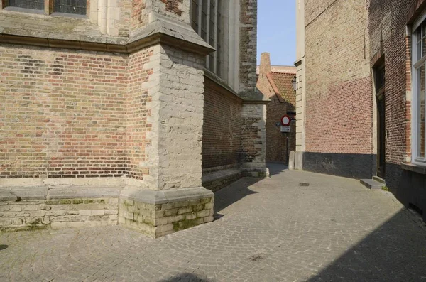 Callejón medieval en Brujas — Foto de Stock