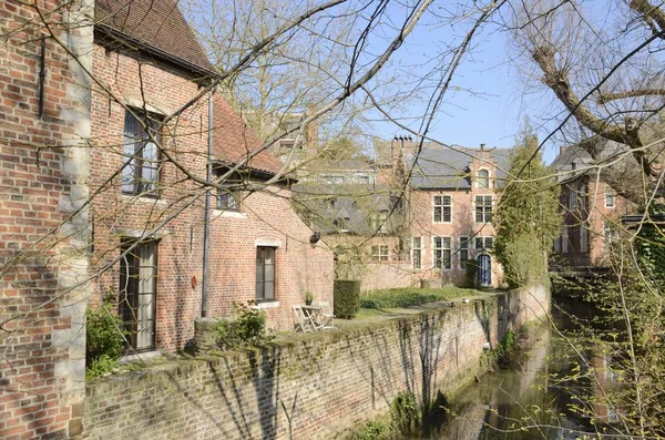 Casas de ladrillo a lo largo del canal — Foto de Stock