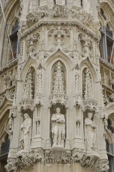 Statues at facade of city hall — Stock Photo, Image