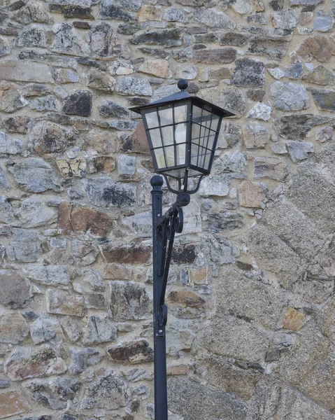 Lampa och stenmur — Stockfoto