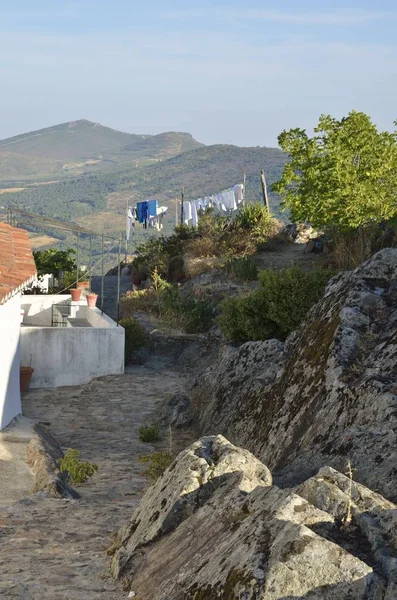 Kleidung in portugiesischem Dorf aufgehängt — Stockfoto