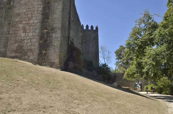 Zone gazonnée à l'extérieur du château — Photo