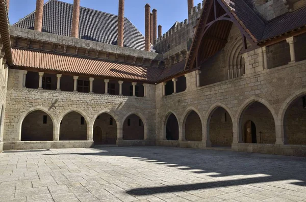 Courtyard palace of Guimaraes — Stock Photo, Image