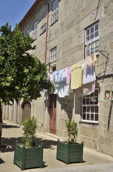 Ropa colgada en la fachada de piedra — Foto de Stock