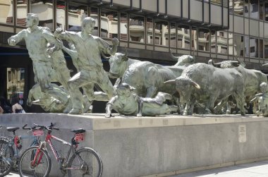 Pamplona boğa koşusu anıtı