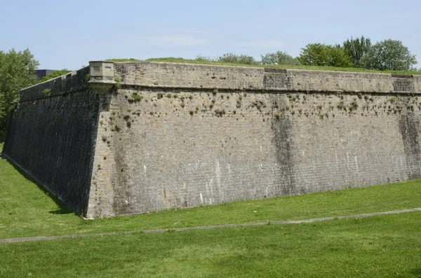 Murs de citadelle sur herbe — Photo