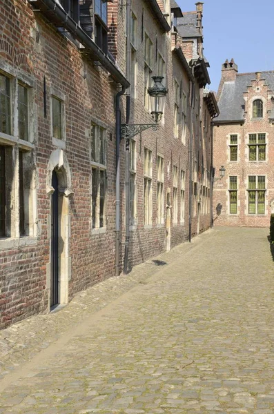 Callejón de piedra en Lovaina Beguinage — Foto de Stock