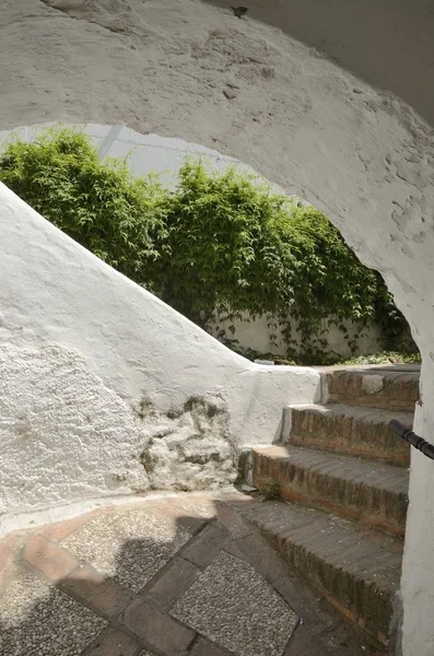 Treppe unter weißem Bogen — Stockfoto