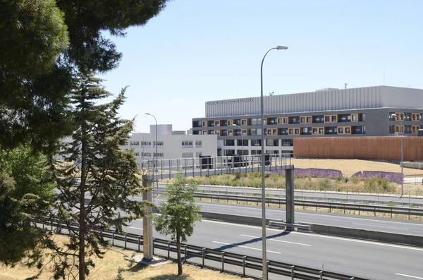 Hospital junto à auto-estrada — Fotografia de Stock