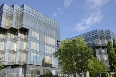 Modern kristal binalar