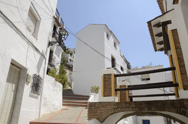 Arco de ladrillo en pueblo blanco — Foto de Stock