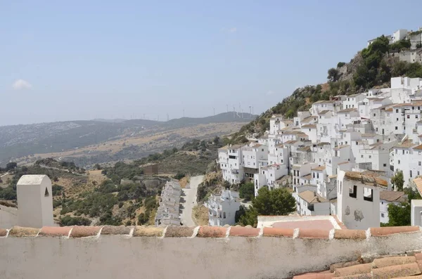 斜坡上的白色村庄 免版税图库照片