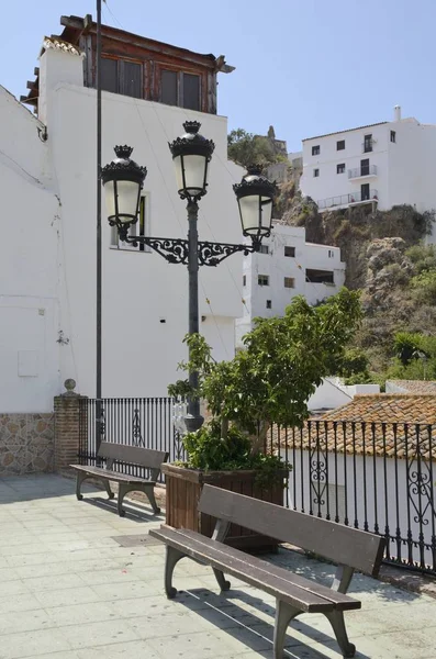 Ławki w andaluzyjskim miasteczku — Zdjęcie stockowe