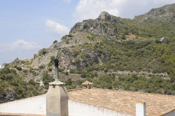 Schornstein auf Ziegeldach — Stockfoto