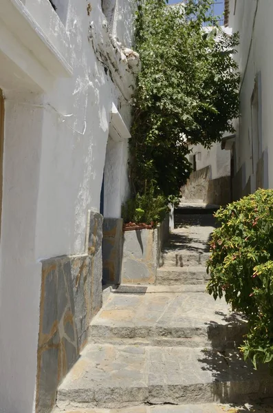 Escaliers en pierre dans une ruelle étroite — Photo