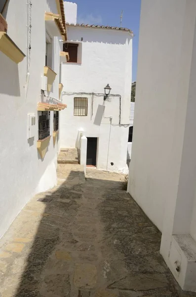 Narrow alley in Andalusian village — Stock Photo, Image