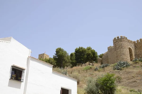 Casa bianca e fortezza storica — Foto Stock