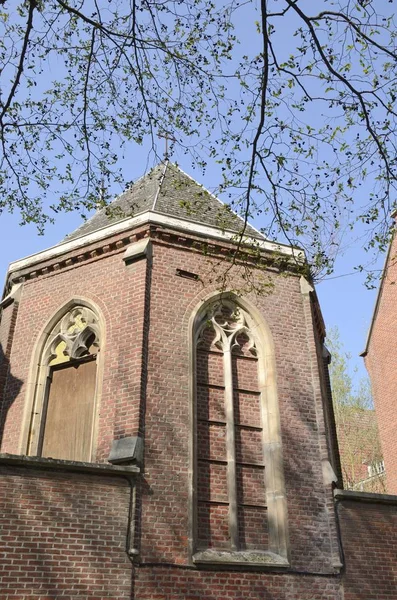 Cihlová budova v Leuven Beguinage — Stock fotografie