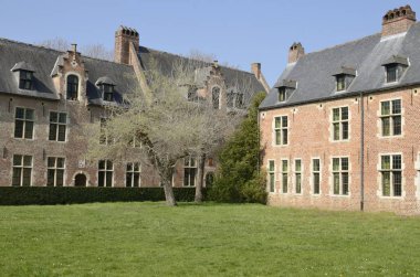 Leuven Beguinage 'de çimenlik binalar
