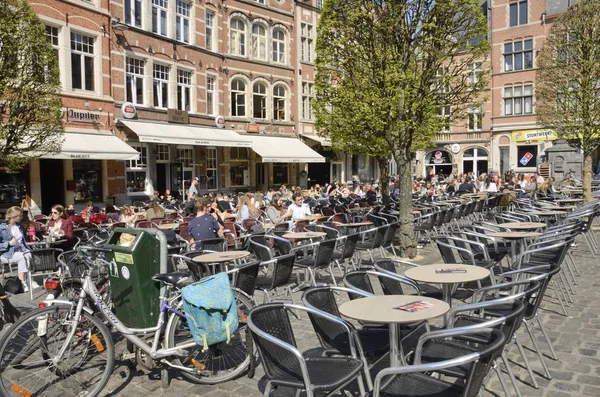 Wiersz stołów w Plaza w Leuven — Zdjęcie stockowe