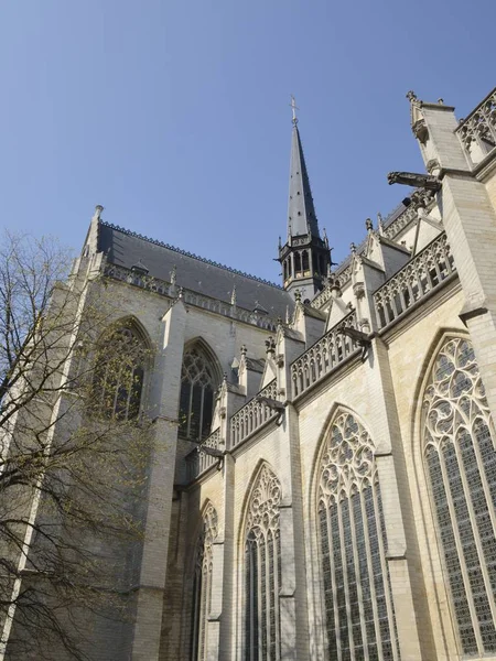 Vista da igreja em Leuven — Fotografia de Stock