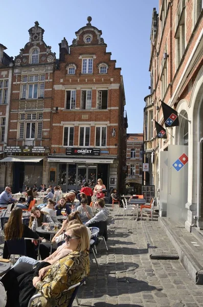 Ludzie w Leuven Oude Markt w słoneczny dzień — Zdjęcie stockowe