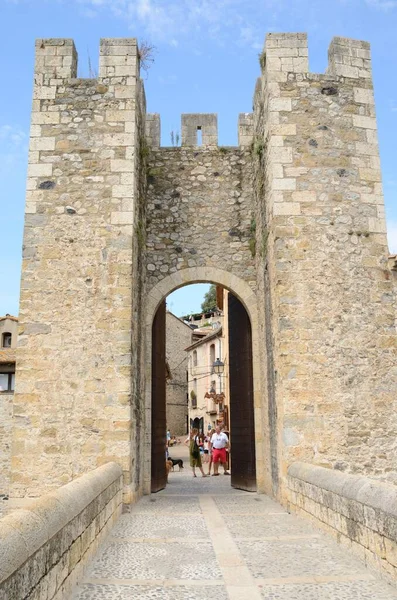 Besalu Spain July 2017 People Village Entrance Gate Besalu Medieval — Stock Photo, Image