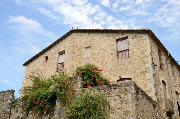 Flores Sobre Piedra Casa Tradicional Besalu Una Ciudad Medieval Girona — Foto de Stock
