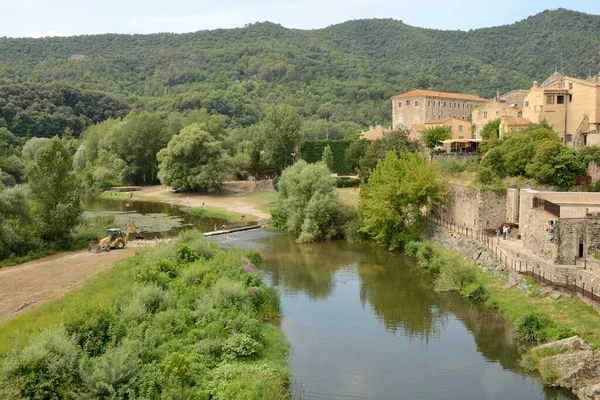 Besalu Spanien Juli 2017 Menschen Flussufer Neben Besalu Einer Mittelalterlichen — Stockfoto