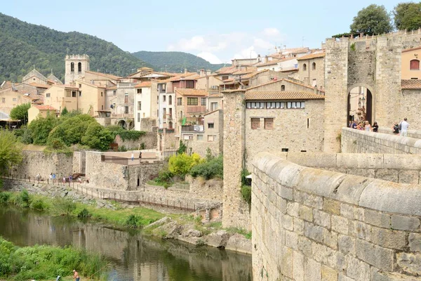 Besalu Spain July 2017 People Riverbank Bridge Besalu Medieval Town — Stock Photo, Image