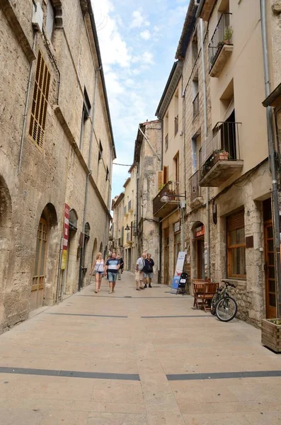 Besalu Spain July 2017 People Narrow Street Besalu Medieval Town — Stock Photo, Image