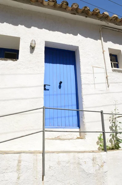 西班牙加泰罗尼亚Girona的Cadaques村白屋蓝门楼梯 — 图库照片
