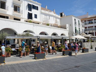 Kadavra, İspanya - 27 Temmuz 2017: Girona, Katalonya, İspanya 'da bir kasaba olan Kadavra' nın gezinti alanından geçenler.