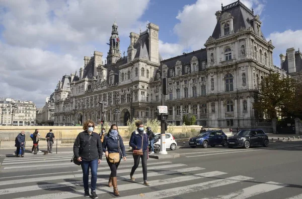 法国巴黎 2020年9月26日 在法国巴黎市政厅旁边的斑马交叉口上戴面具的人 免版税图库照片