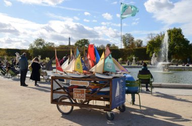 Paris, Fransa - 26 Eylül 2020: Paris, Fransa 'daki Tuileries Garden' daki çeşmenin yanında kiralık oyuncak ahşap gemiler