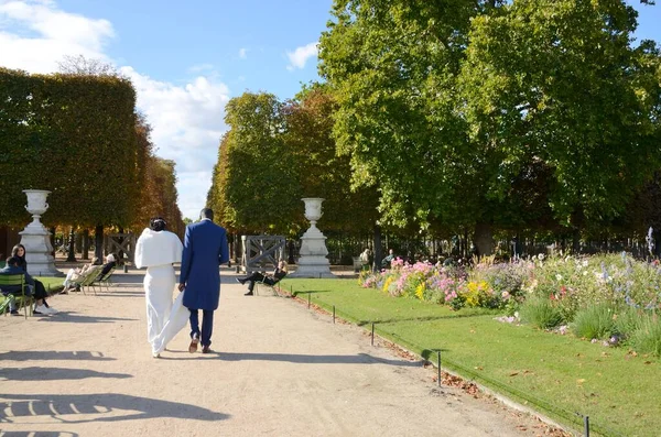 フランス 2020年9月26日 花嫁のカップルがチュイルリー庭園を歩く ルーブル美術館とコンコルド広場の間に位置しています — ストック写真