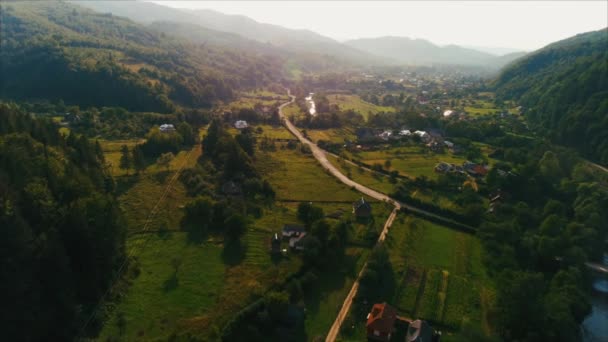 Kamera Letí Nad Horská Vesnice Lesy Loukami Řekou Západu Slunce — Stock video