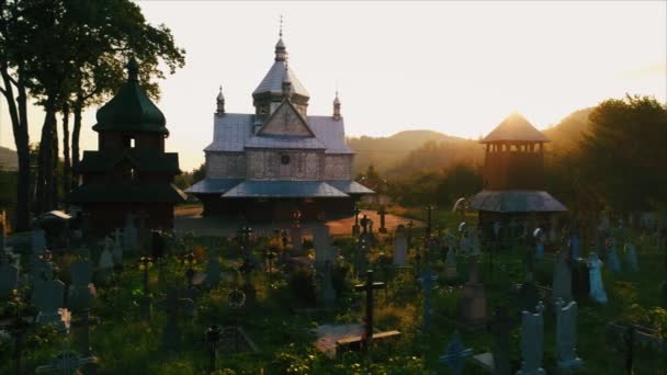 照相机在日出时在村庄教堂前飞行 在大山的村庄 乌克兰 空中镜头 — 图库视频影像