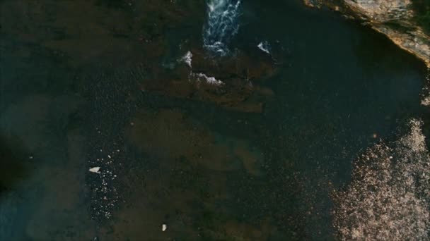 Вид Высоким Углом Камера Медленно Летает Над Горным Ручьем Водопадом — стоковое видео