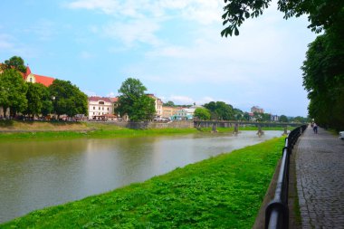 Nehir kıyısındaki yürümek.